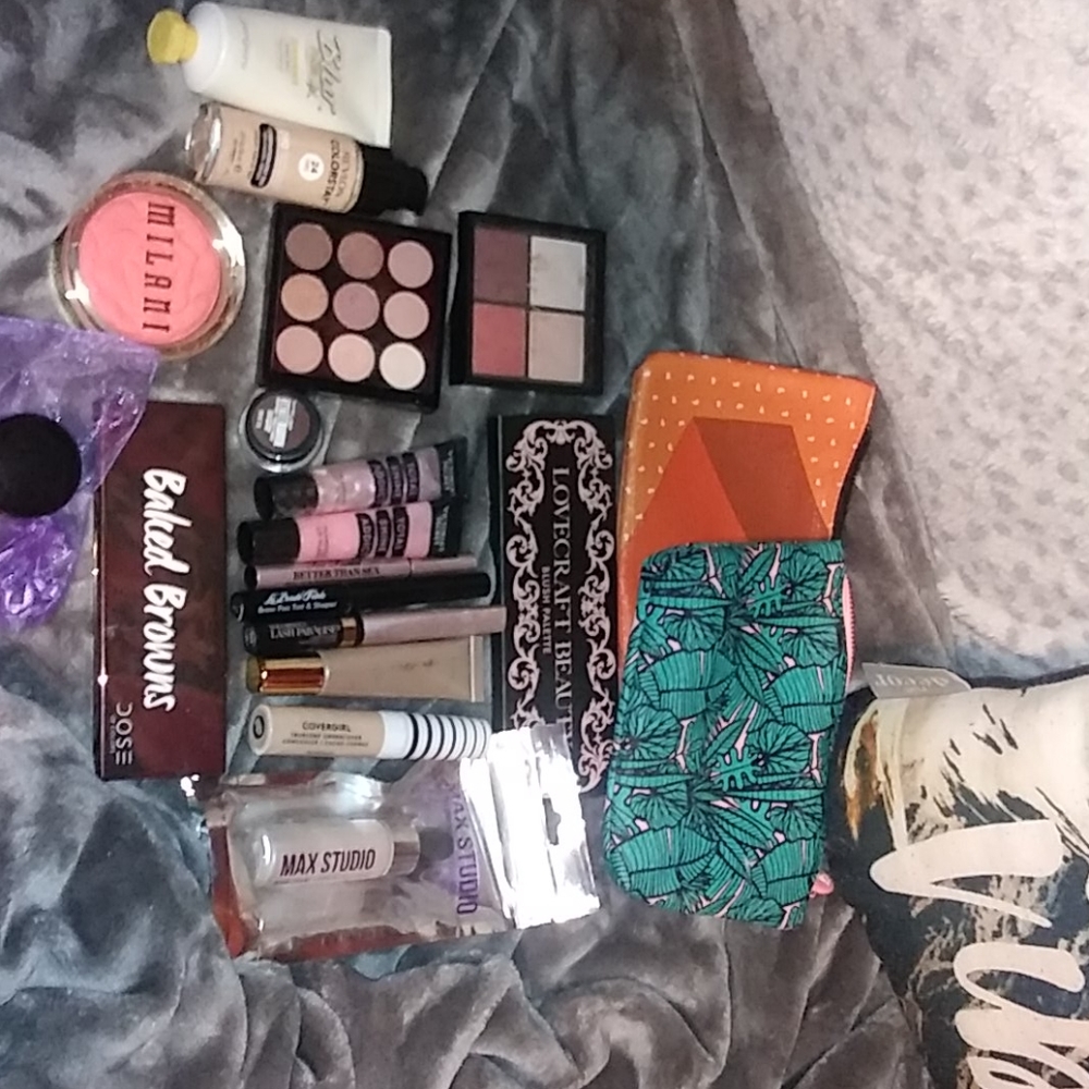 Makeup bundle 💕💥 - Picture 2 of 7
